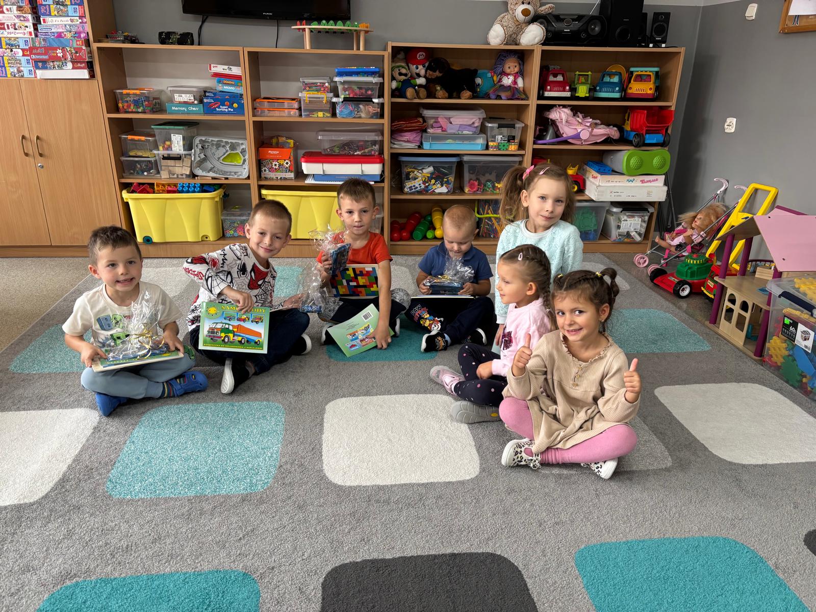 Dzień Chłopaka w oddziale przedszkolnym dzieci z odziału przedszkolnego z prezentami