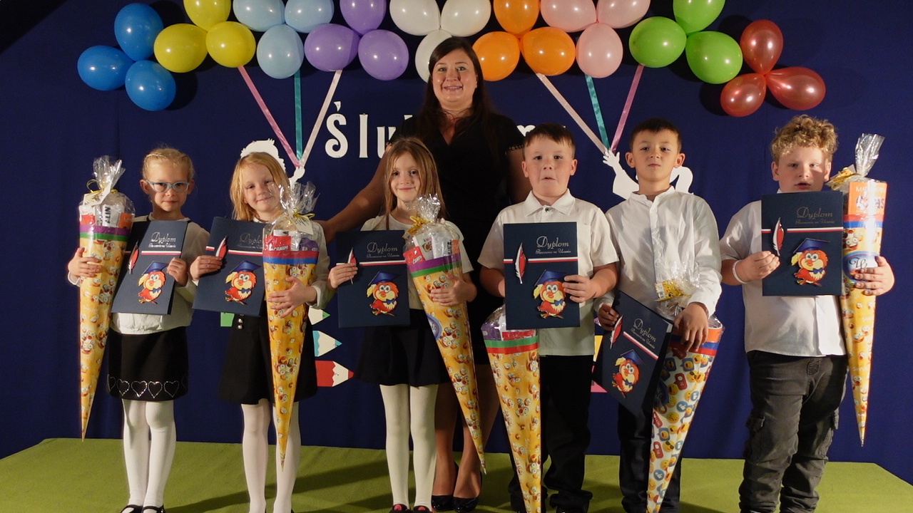 pasowanie na ucznia uczniowie kl.1 z wychowawczynią