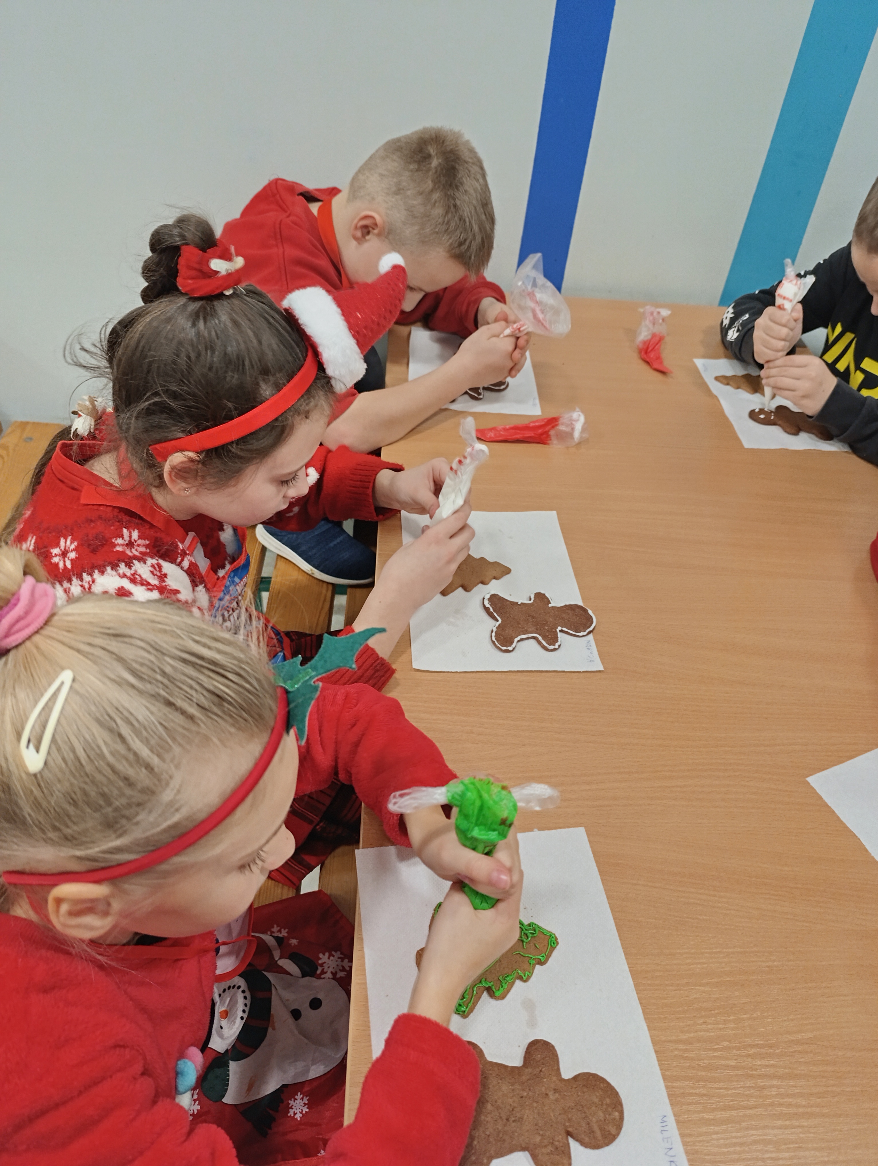 Mikołajki szkolne 2025 dzieci dekorujące pierniczki