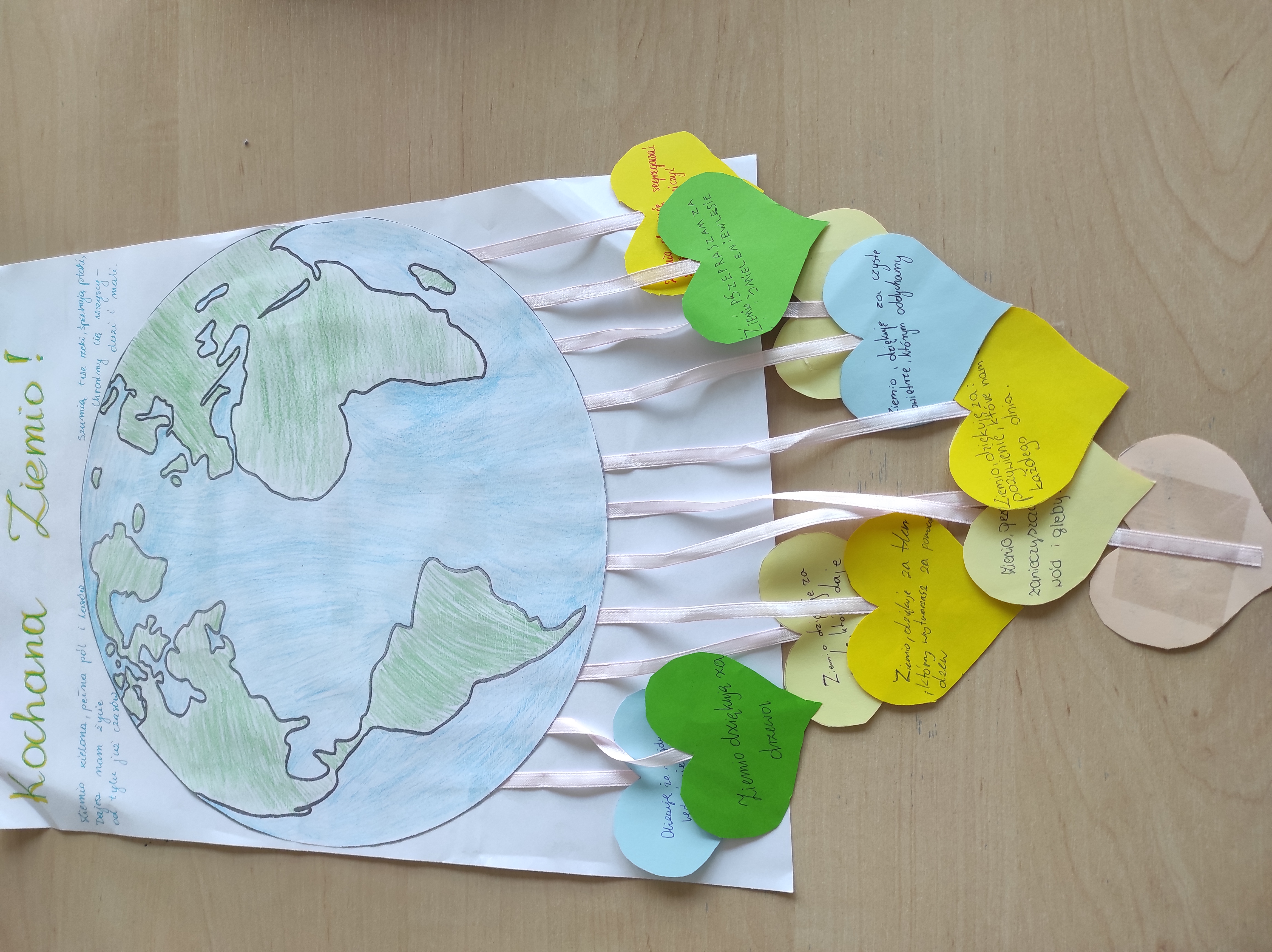 plakat przedstawiający Ziemię z dołączonymi listami od dzieci