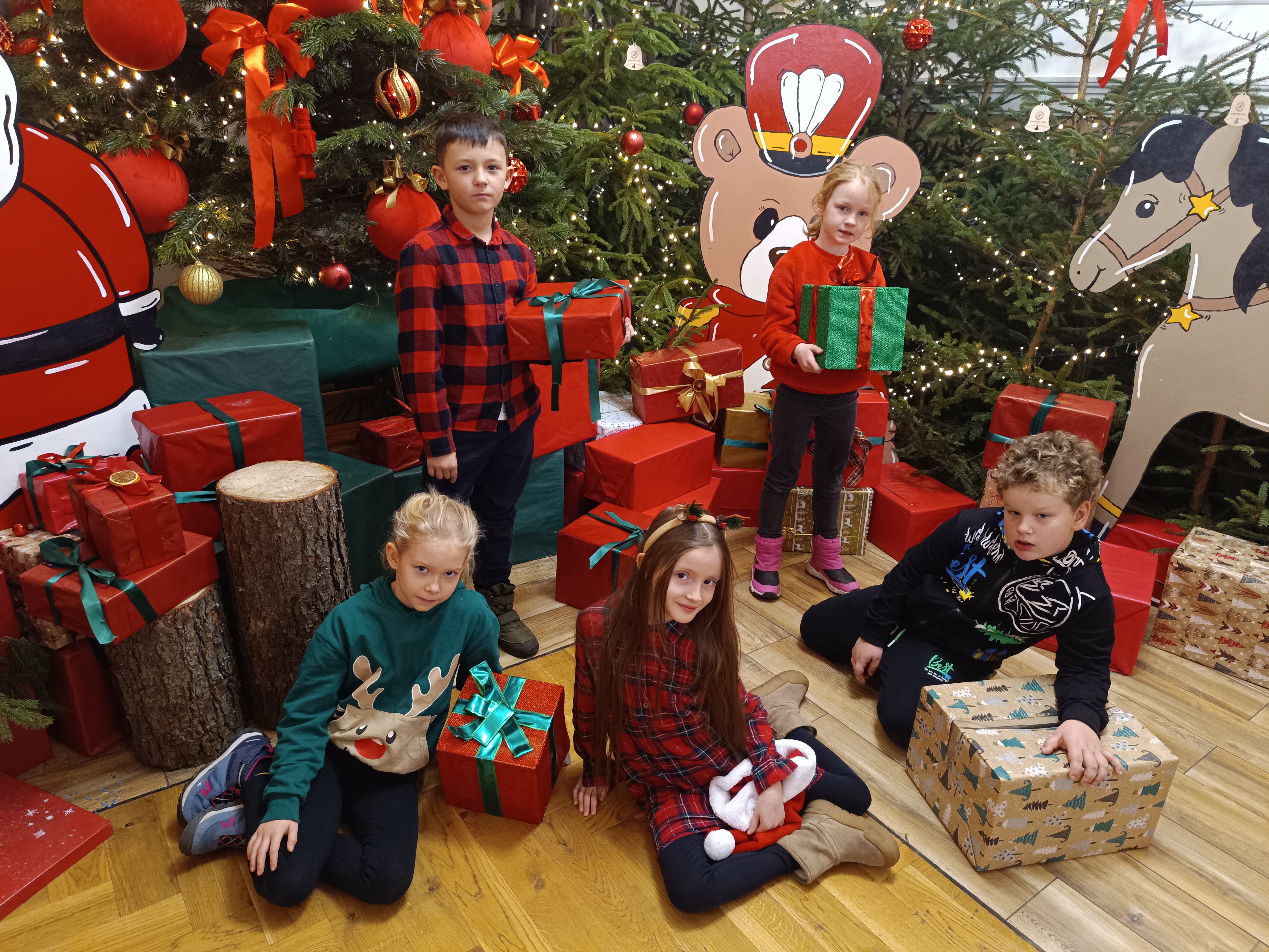 dzieci z kl.1 w Świątecznej Wiosce