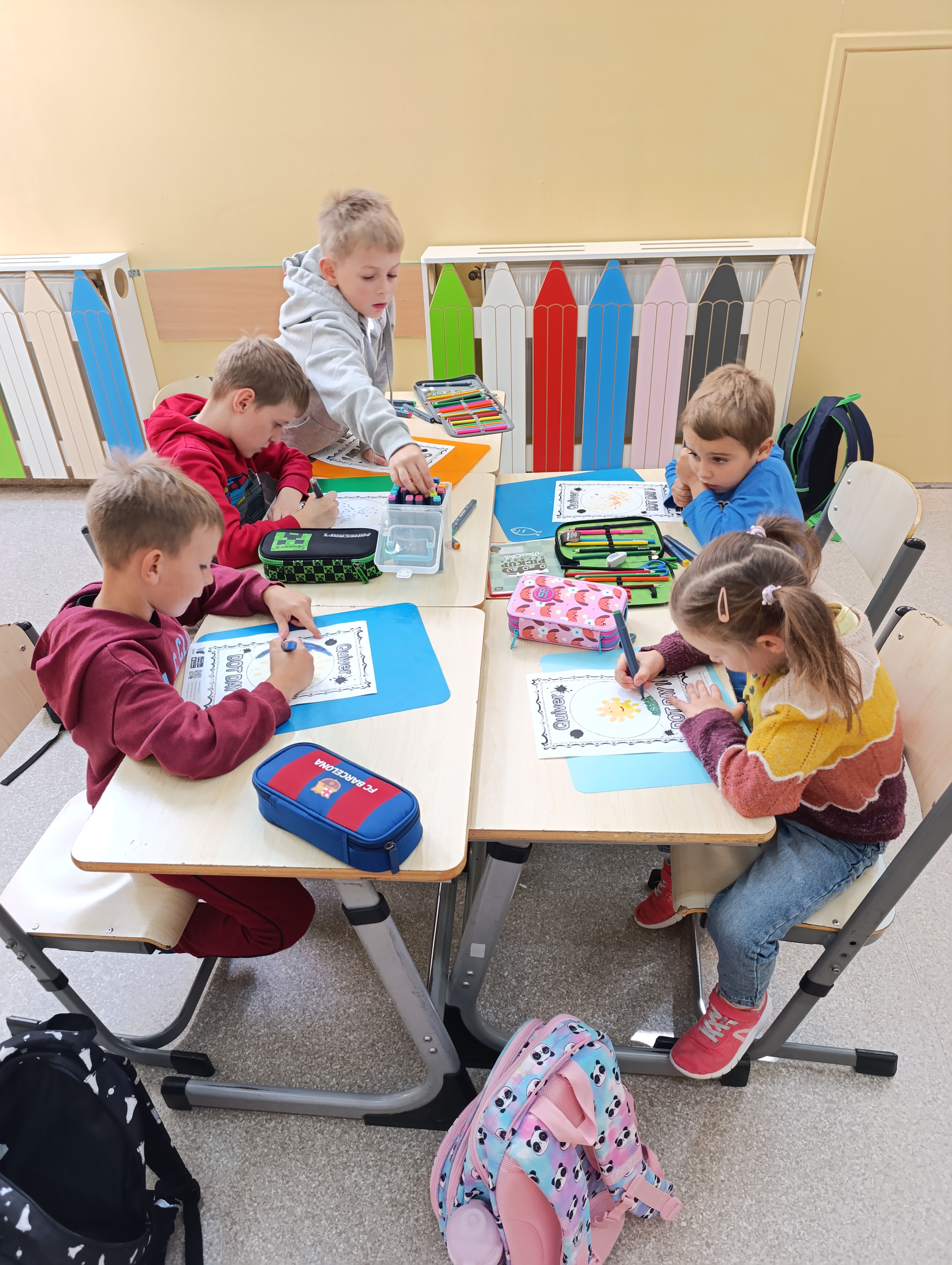 Dzień Kropki 2026 uczniowie kl.1 wykonują pracę plastyczną