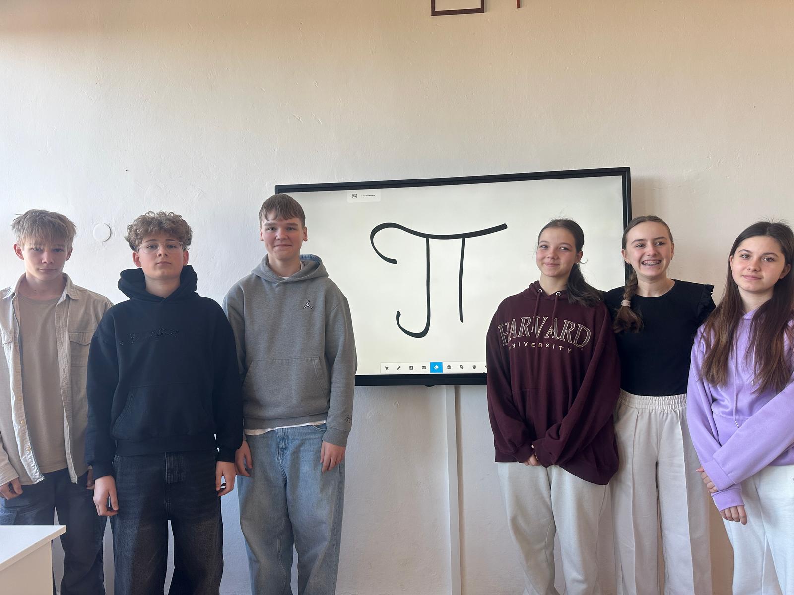 Dzień Liczby Pi uczniowie kl. 8 w dniu liczby pi obok tablicy