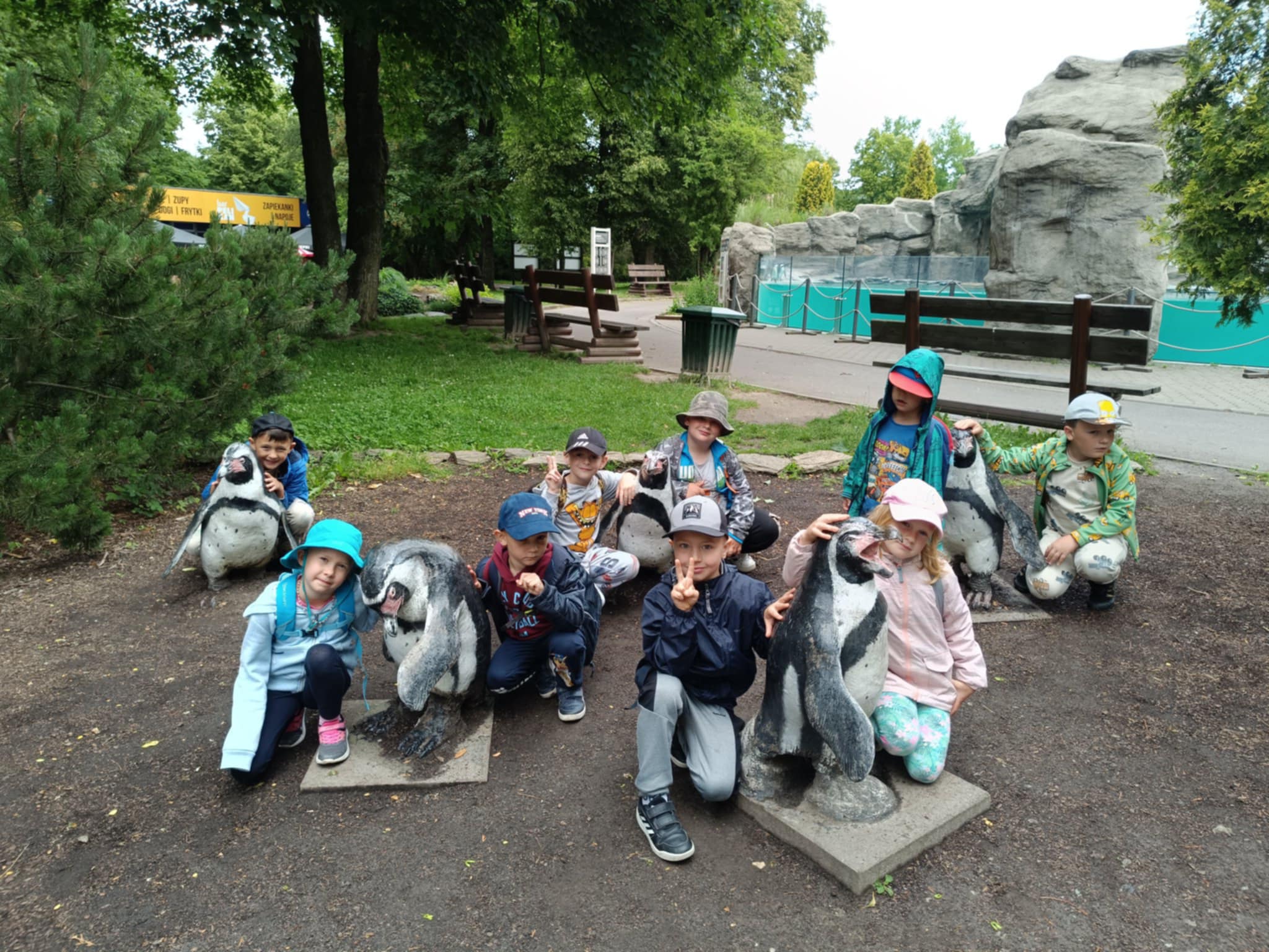 dzieci w zoo - zdjęcie grupowe