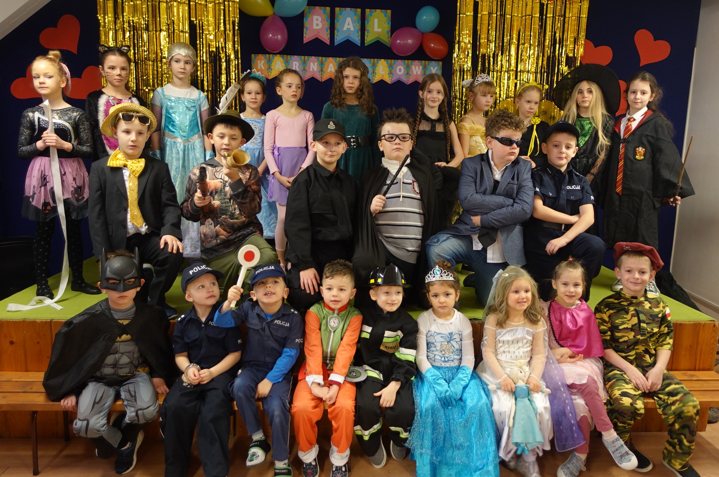 dzieci podczas balu karnawałowego