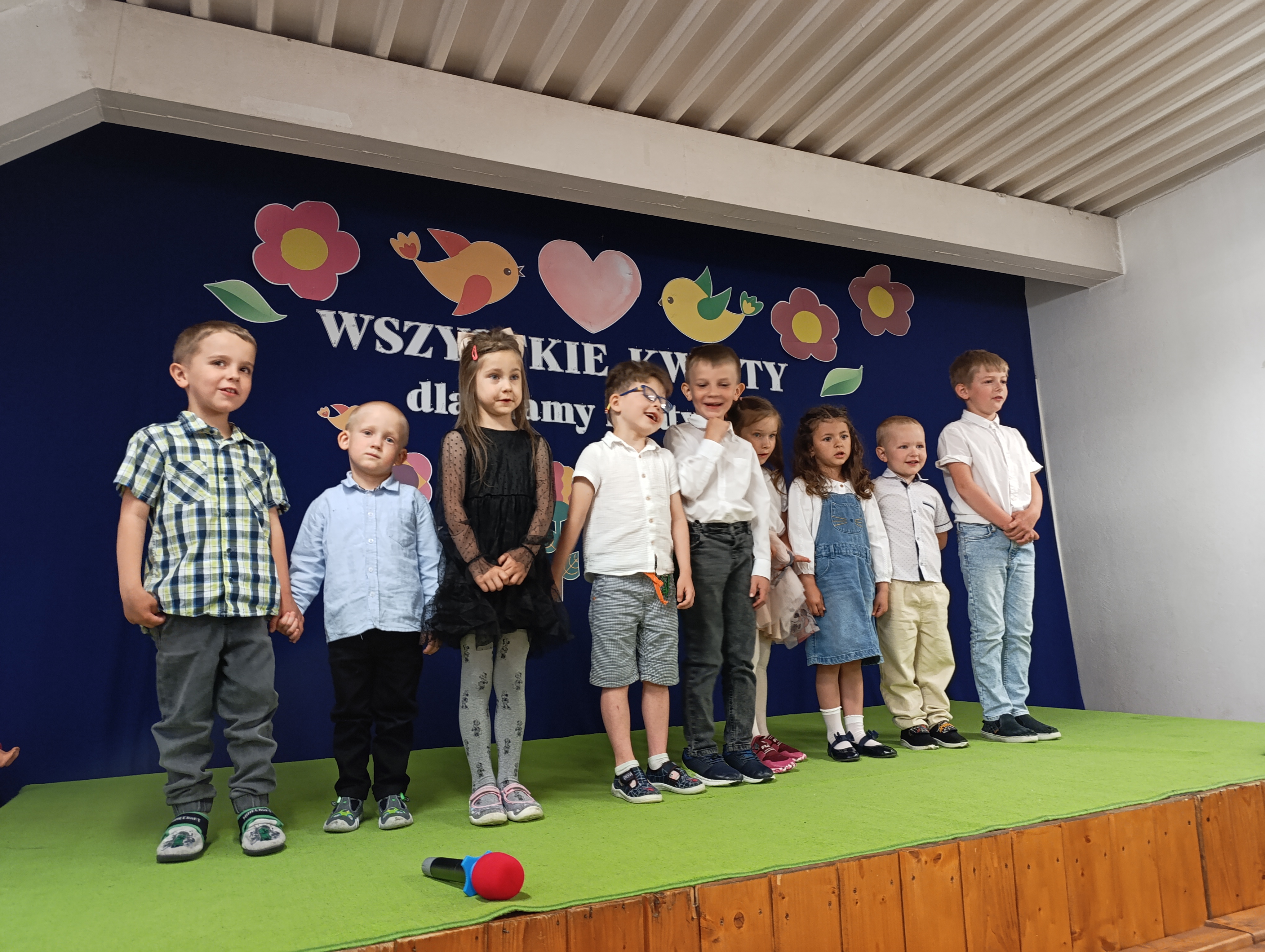 dzieci z oddziału przedszkolnego na scenie podczas występu