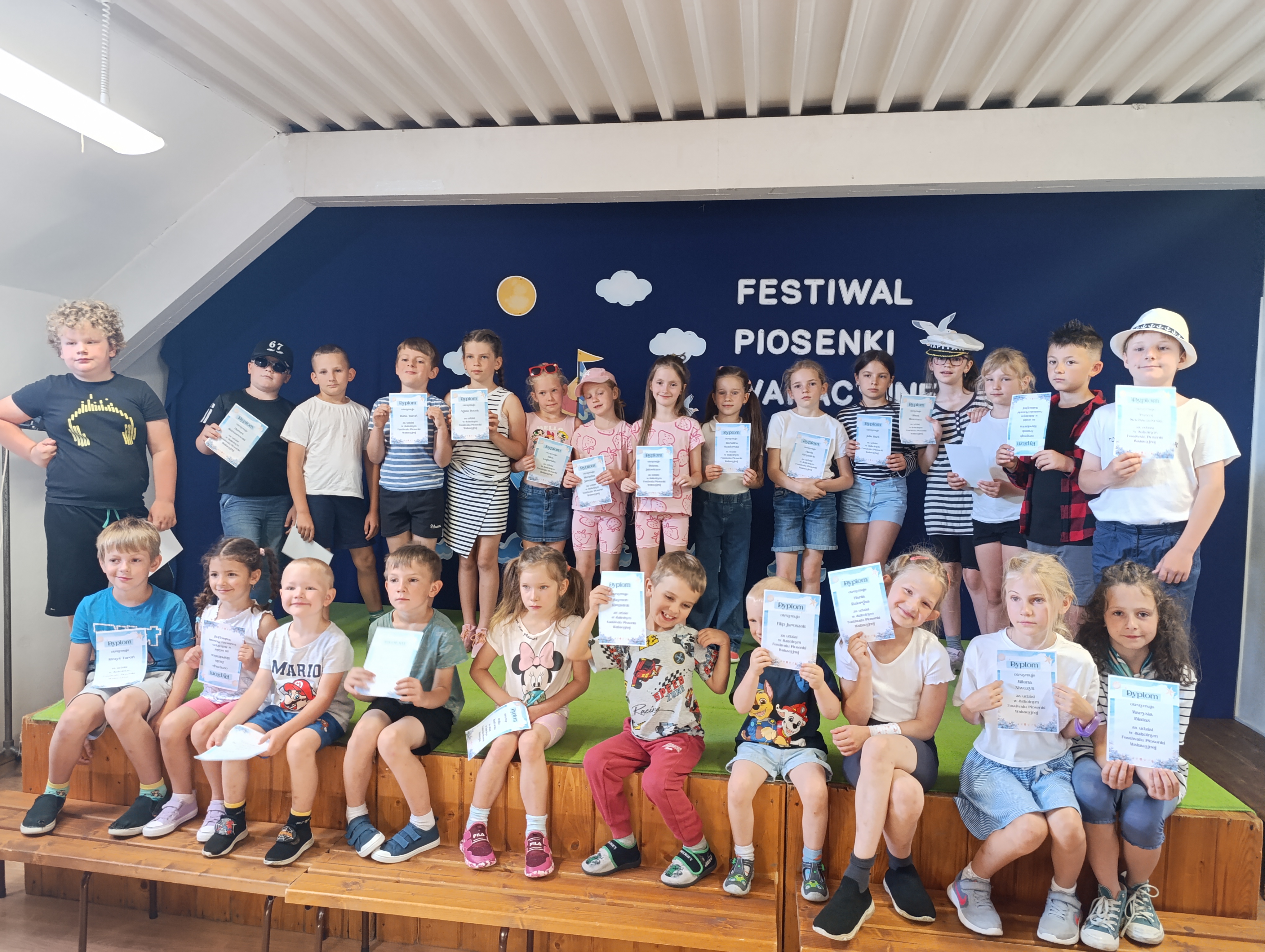 Festiwal Piosenki Wakacyjnej 2026 uczestnicy Festiwalu Piosenki Wakacyjnej na scenie z dyplomami