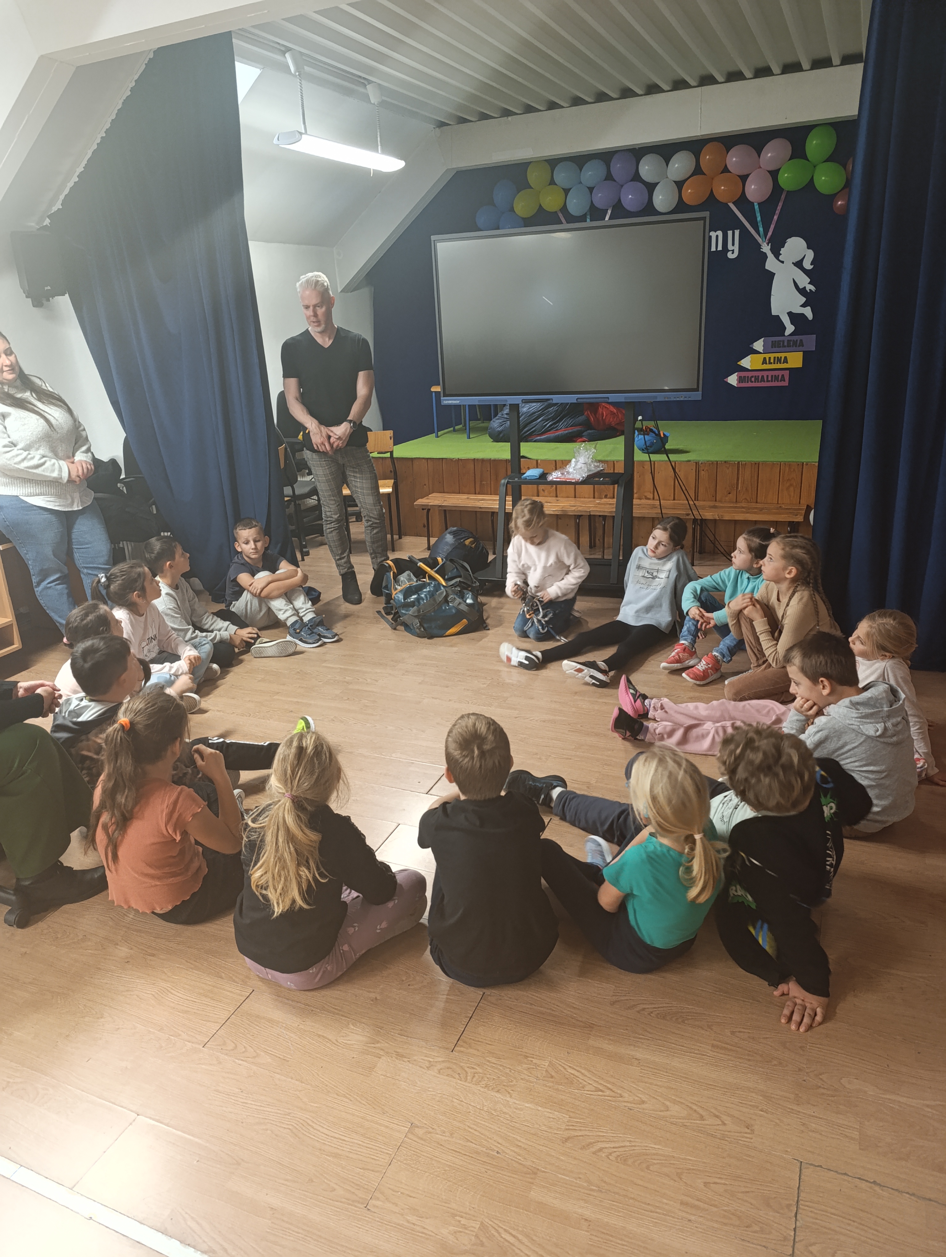 Spotkanie z podróżnikiem dzieci w trakcie spotkania z podróżnikiem