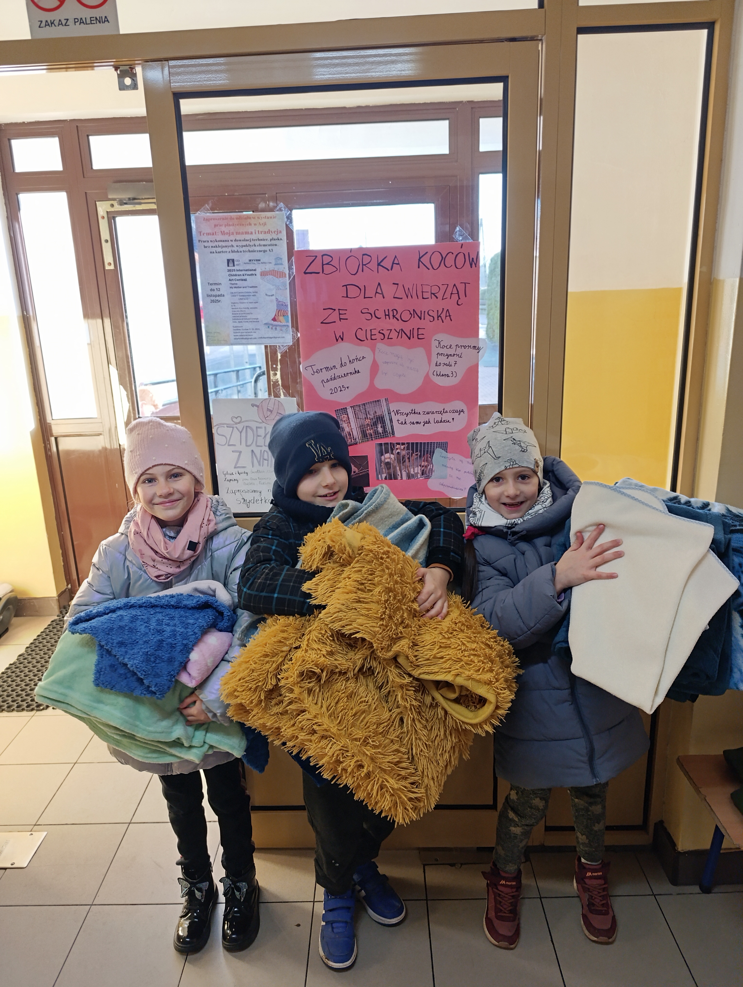 Akcja Dzieci z kl. 3 z kocami dla zwierząt ze schroniska