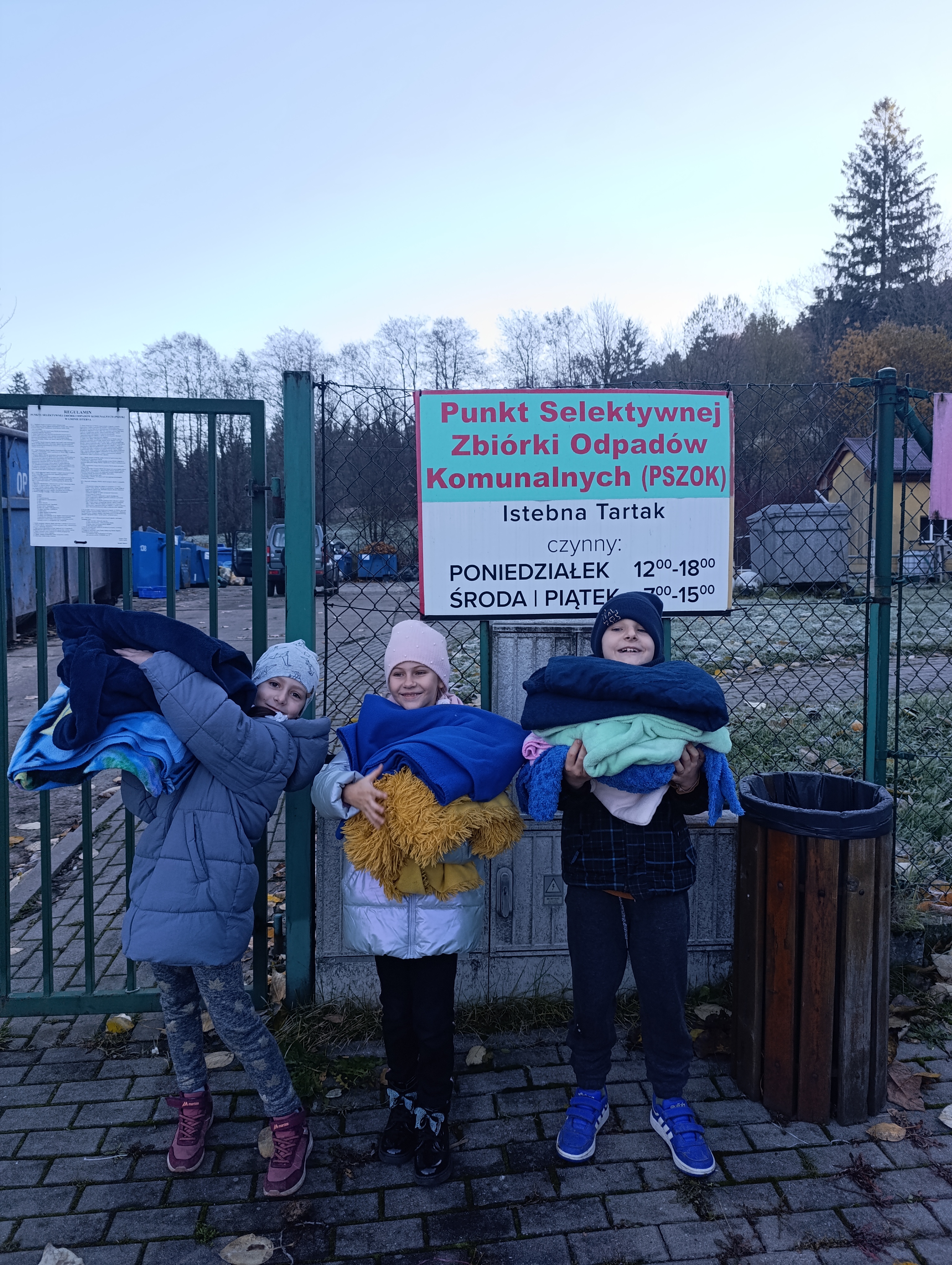 Akcja dzieci z kl. 3 oddają koce dla zwierząt ze schroniska