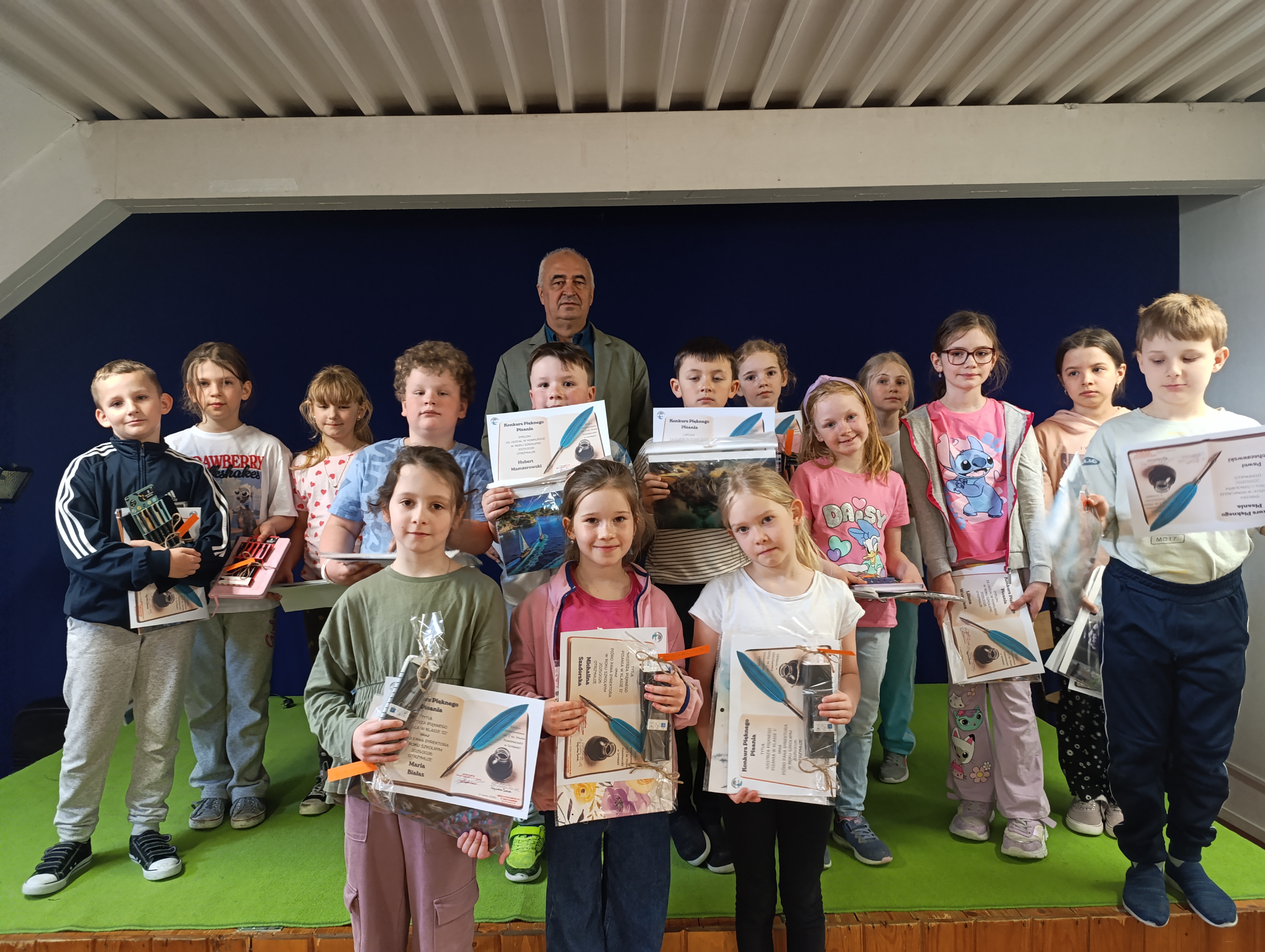 dzieci z kl .1-3 z dyplomami i nagrodami w konkursie pięknego pisania
