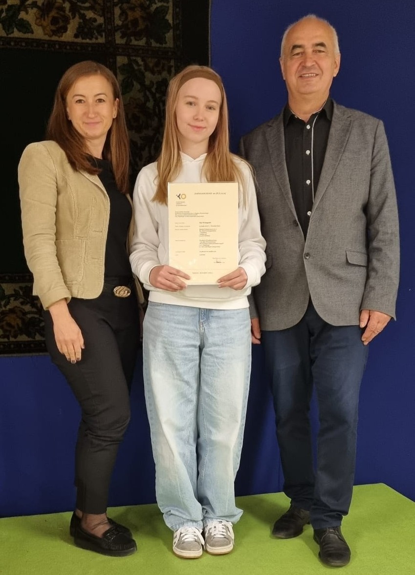 Mia Weingardt z dyrektorem SP2 Istebna Bogdanem Ligockim i nauczycielką j. niemieckiego Anetą Staniek uczennica z dyrektorem szkoły i nauczycielka j.niemieckiego