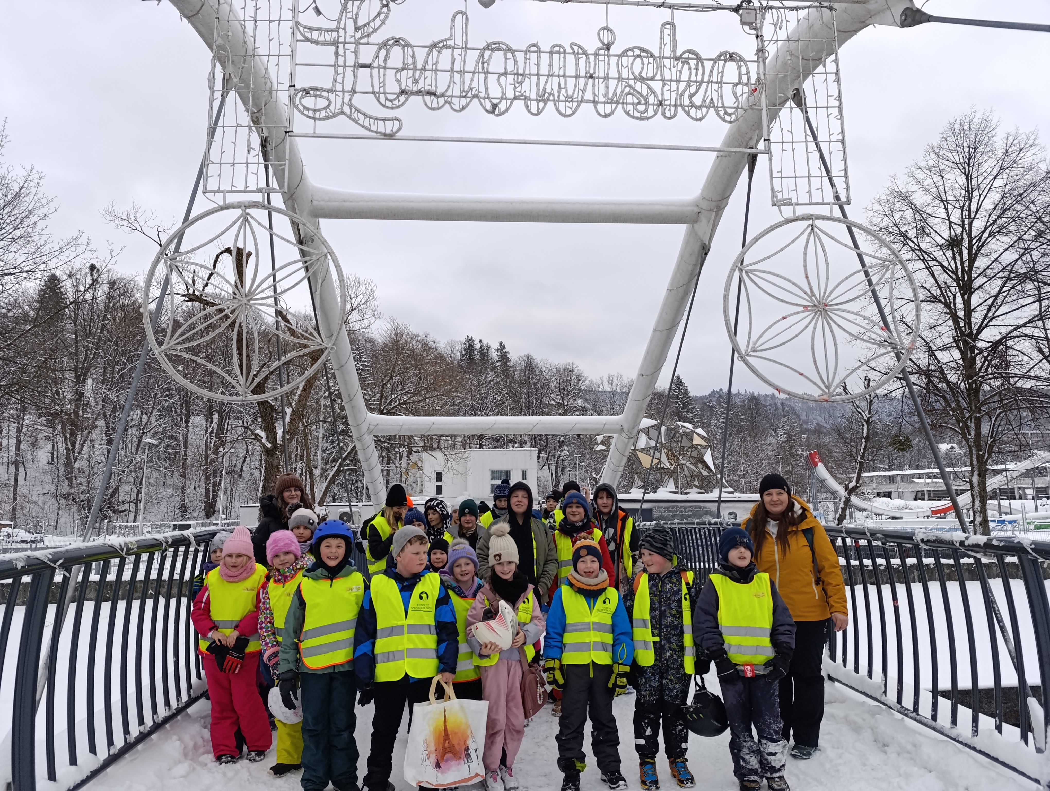 Półkolonie zimowe 2026 uczestnicy półkolonii zimowych na lodowisku