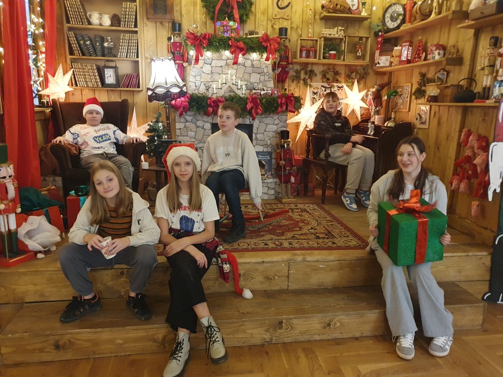 uczniowie kl.6 w świątacznej wiosce