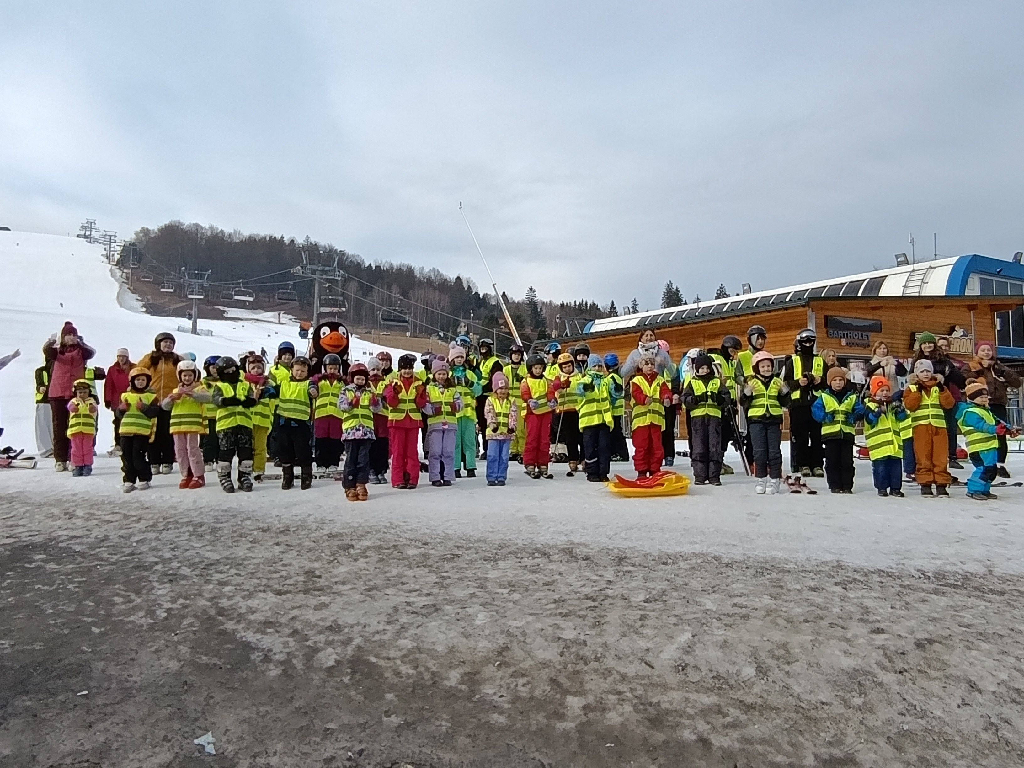 Spartakiada zimowa 2026 uczniowie biorący udział w spartakiadzie zimowej