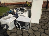 Składanie elektrośmieci koło kotłowni szkoły